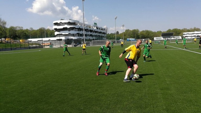 Дипломати играят футбол благотворително на базата в "Бояна"