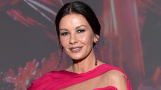 Катрин Зита Джоунс ще конкурира Гуинет Полтроу 50 годишната актриса пуска своя