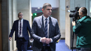 Има нелегитимен център на власт който управлява страната Правителството не