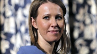 Кандидат президентът Ксения Собчак заля с вода лидера на Либерално демократичната партия