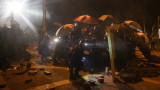  Китайски бойци почистват улиците на Хонконг 