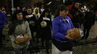 Протест по хелоуински: Много тикви, наслов „Да сготвим Бойко”