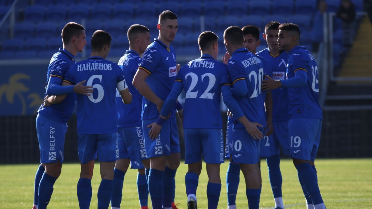 Група от 18 футболисти определи треньорът на Левски - Станимир