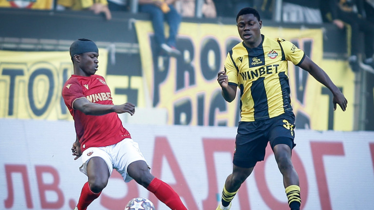 Botev (Plovdiv) – CSKA 1 : 0, deux buts pour les invités et le même nombre de pénalités Botev (Plovdiv) – CSKA 1 : 0, deux buts pour les invités et le même nombre de pénalités