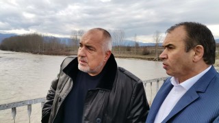 Премиерът Бойко Борисов направи оглед на пораженията от придошлата река