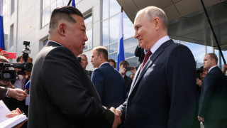 Путин говори на Ким за новите дрехи и старите приятели