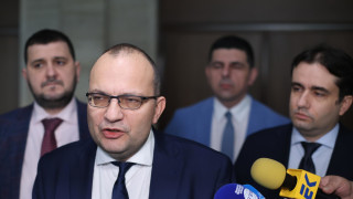 Правителството изглежда саботира собствения си план за влизане в еврозоната