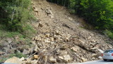  Тонове скали затвориха пътя Своге - Ребърково 