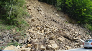 Жители на Триград настояват за спешни мерки заради опасни скали