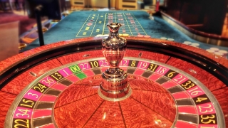 Крупие инсценира обир в карнобатско казино