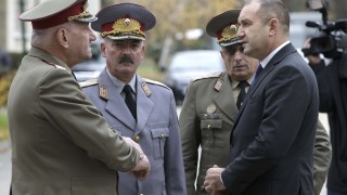 Президентът Радев поздрави военнослужещите за празника на Сухопътните войски