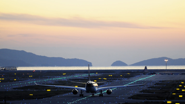 Японското летище Кансай, разположено на изкуствен остров край Осака е