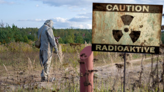 Гигантският стоманен купол който покрива руините на ядрената централа в