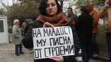 Влачиха жена, протестираща срещу незаконен строеж в столичния квартал "Младост"