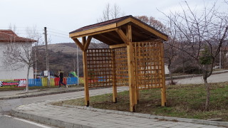 Ясла за тъпи избиратели се появи в село край Благоевград