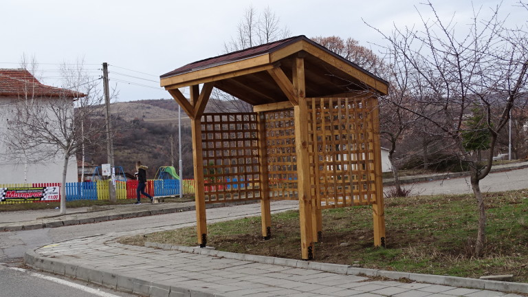 Ясла за тъпи избиратели се появи в село край Благоевград,