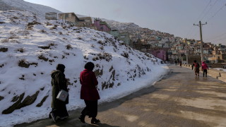 Обилен снеговалеж и хладно време взеха 170 живота включително деца