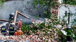 Четирима души загинаха след като триетажна сграда се срути след