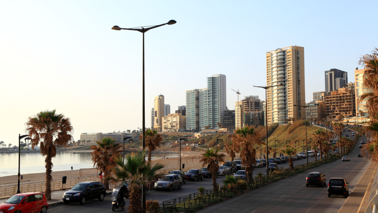 Стотици щурмуваха телевизия в Ливан 