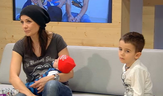 Кали гони децата си на улицата, прави ги мъжкари