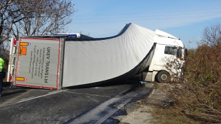 Силен вятър обърна камион с ремарке на Подбалканския път съобщава
