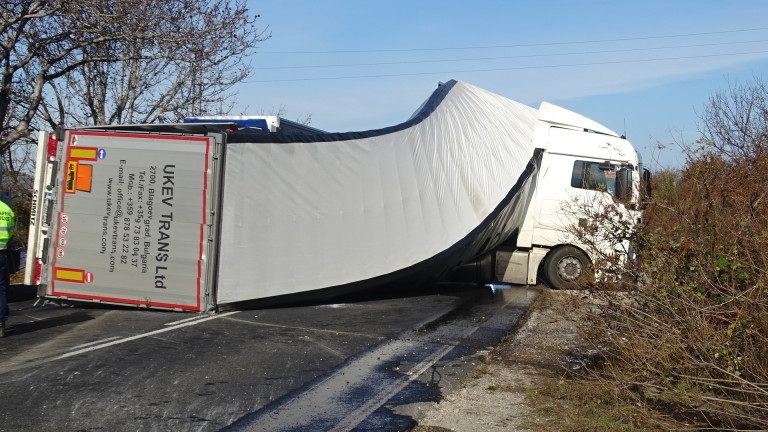 Силен вятър обърна камион с ремарке на Подбалканския път, съобщава