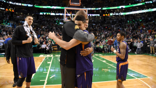 Девин Букър вкара 25 точки преди да напусне паркета заради