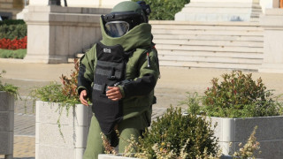 Куфар с надпис Бомба срещу досегашната сградата на парламента