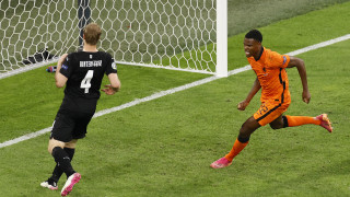 Байерн Мюнхен проявява сериозен интерес към нидерландския национал Дензъл Дънфрис