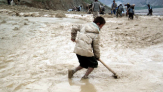 Свлачище уби стотици в Афганистан
