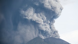 Индонезия обяви най висока степен на тревога заради вулкана Агунг на
