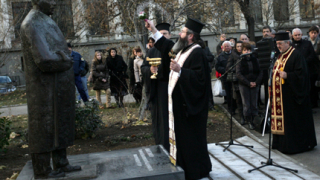 Издигнаха паметник на Буров в градинката до БНБ 