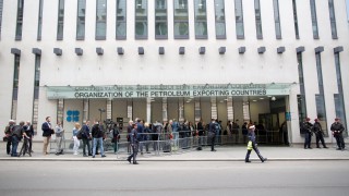 ОПЕК удължи с 9 месеца пакта за съкращаване на добива