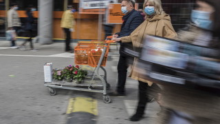 Австрия отменя задължителните маски в магазините от средата на юни