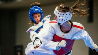 Иранските таекуондистки Кимия Ализаде и Дина Пурюнес пристигат в България