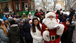 Коледен ретро трамвай тръгна по улиците на София