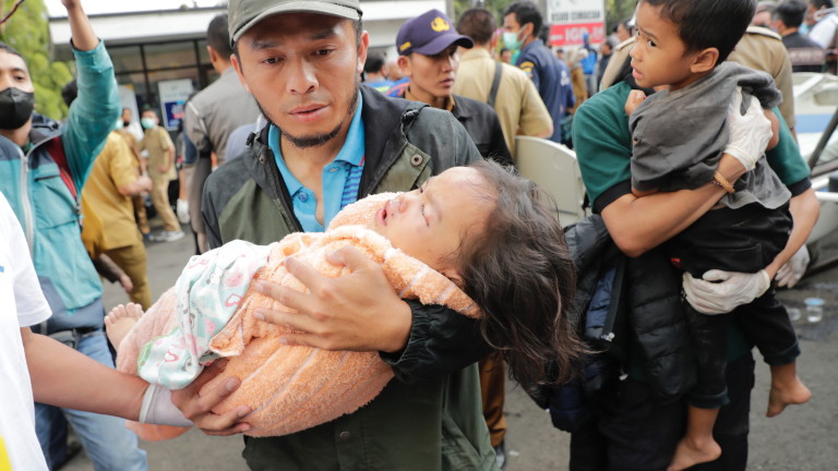 162 души загинаха след земетресение в Индонезия