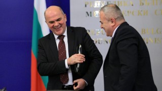 Тристранката се въздържа по законопроектите на БСП