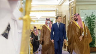 Когато Емануел Макрон кацна на летището в Джида вторият най голям