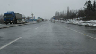 Автобус 111 се сблъска с кола край Суходол