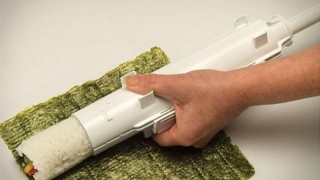 Комплектът Sushi Bazooka е машина за суши която позволява бързо