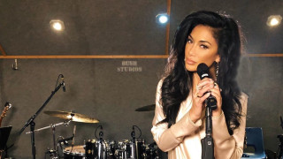 Под завивките на Никол Шерцингер