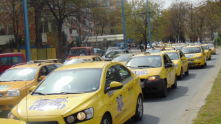 Протест на таксиджии блокира Пловдив 