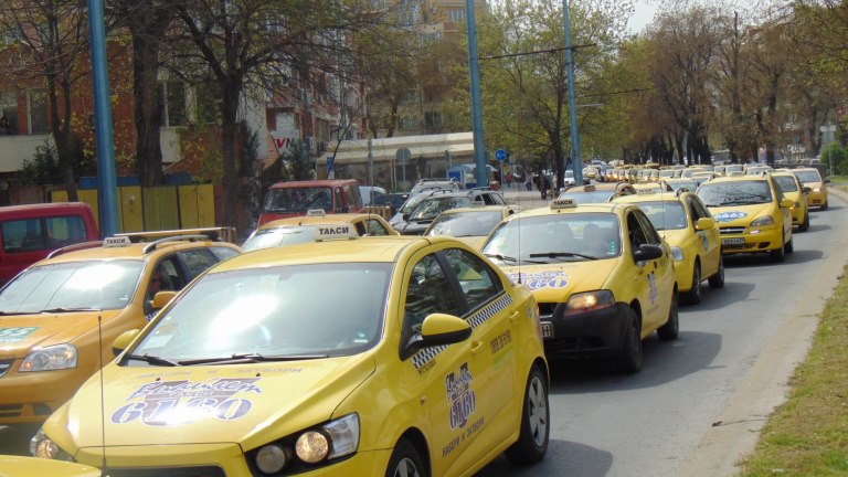 Таксиметрови шофьори се обединиха срещу устройствата за манипулиране на сметките