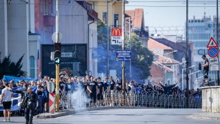 Фенове на Левски традиционно се събраха на шествие преди двубоя