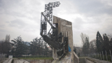 Местят паметника 1300 години България от градинката на НДК