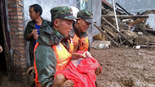 Най-малко 24 души загинаха при свлачище в Китай