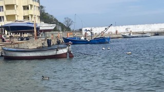 Двама рибари се обърнаха с лодката си в Китен Единият