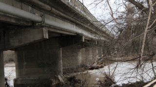 Търсят кой да ремонтира моста над река Златна Панега край Луковит