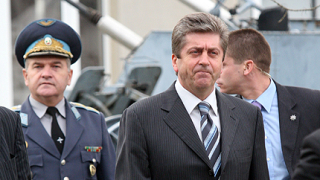 Къде отидоха парите, пита Първанов